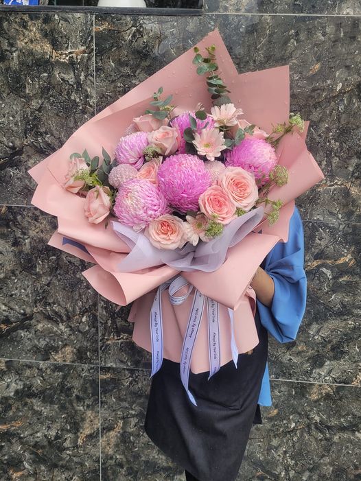bó hoa cúc mẫu đơn mix cùng hoa hồng Ohara