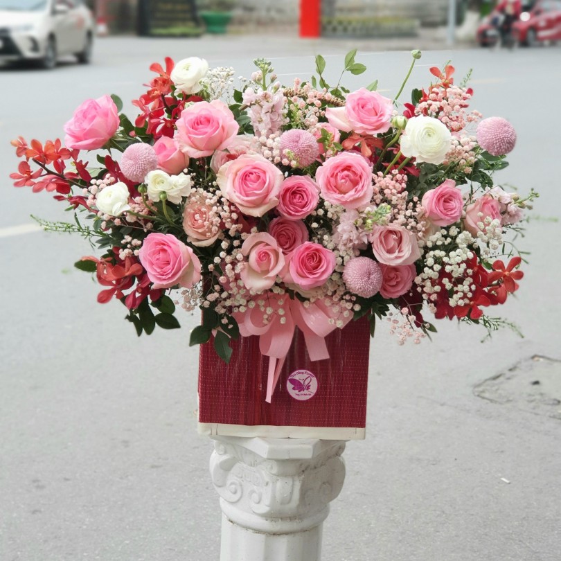 giỏ hoa màu hồng nhẹ nhàng