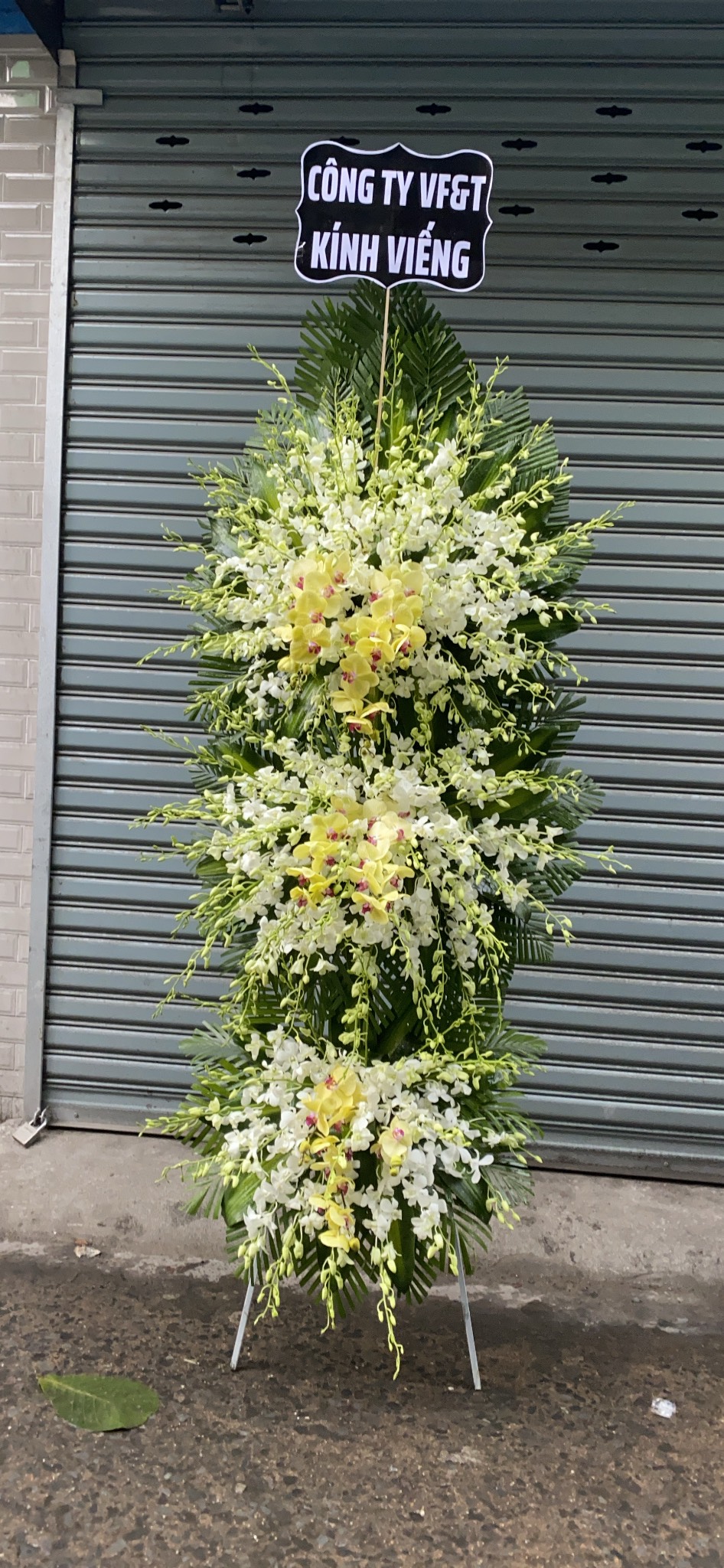 Kệ hoa lan thái trắng ba tầng trang trọng