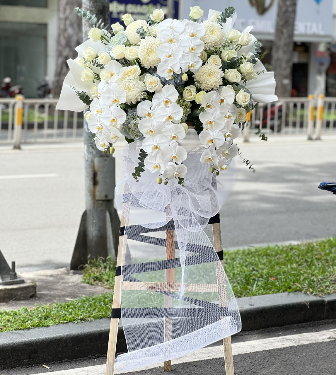 hoa viếng màu trắng